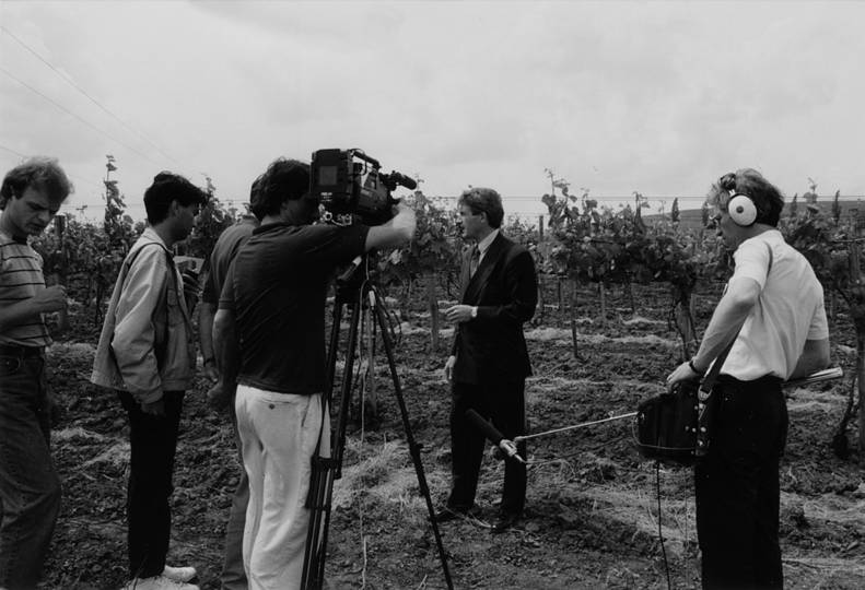 années 1990 : Les premières cuves pour le vin séduisent par la qualité leurs voisins de Saint Emilion.